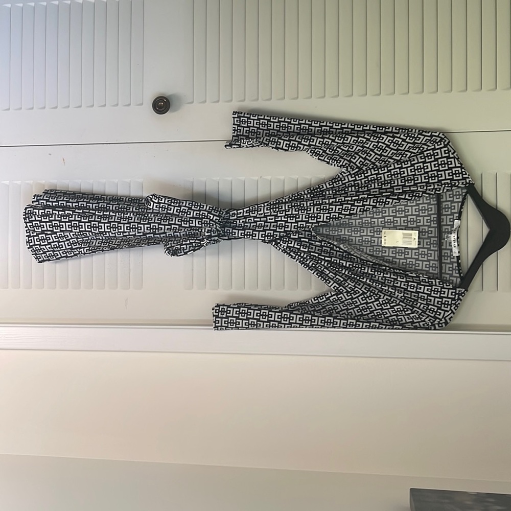 NWT Max Studio Black and White pattern wrap dress. Size large.